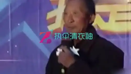  73岁大爷唱哭姜桂成,这嗓音太奇葩了,评委表情都扭曲了