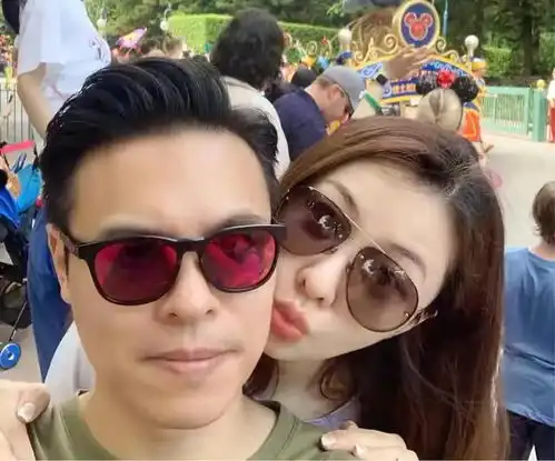  熊黛林带双胞胎女儿拍照,姐姐淑女范儿,妹妹活泼开朗很有镜头感