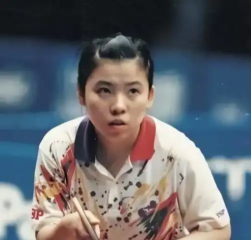  邓亚萍带儿子去巴黎奥运会,51岁邓亚萍好似30岁,儿子身高超180