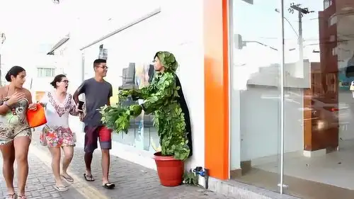  恶作剧男子扮绿人在街头向路人打招呼,下幕美女表情太搞笑