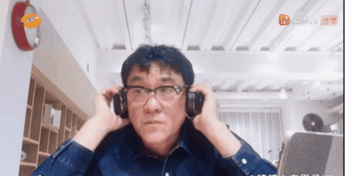  声优都是怪物猛男打电话发出萝莉音,比真妹子都嗲,路人看傻