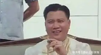  61岁万梓良再次出山,与小16岁妻子似父女,脸上表情藏不住