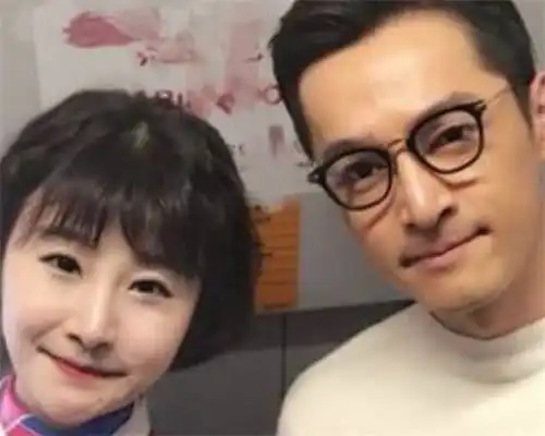  胡歌和谁合影都是一个表情,和他却不同,网友是真爱没错