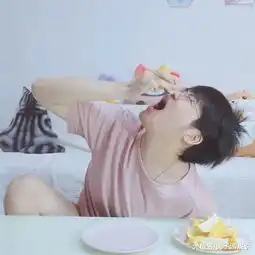  姿态挑战面无表情吃完2个柠檬,看到他的表情后,粉丝我笑喷了