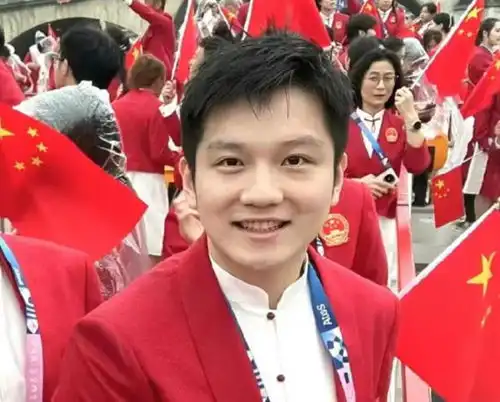  樊振东小床房变大床房邓亚萍被警察合影王楚钦再现吃货表情包