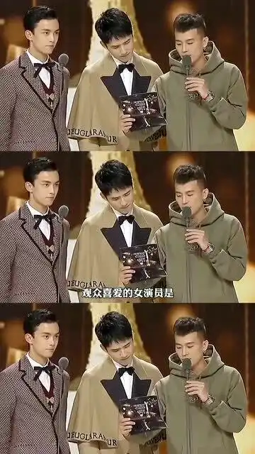  赵丽颖鞠躬的时候,胡歌好暖啊,一种很欣赏的表情