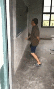  搞笑gif空气我莫名其妙的被一个沙雕扇了一拍子