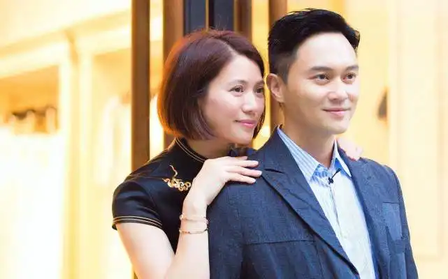 表情与袁咏仪出席宴会被影迷,张智霖表情怪异发牢骚,苗侨伟代价表情