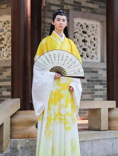  店家的设计真难理解,汉服做得奇奇怪怪,同袍,可以上春晚了