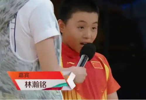  12岁林瀚铭近照,身高超过妈妈邓亚萍,乒乓球技巧运用熟练