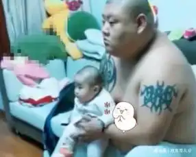  妈妈去做饭,让爸爸看着宝宝,出来看到爷俩后,网友绝对亲生的