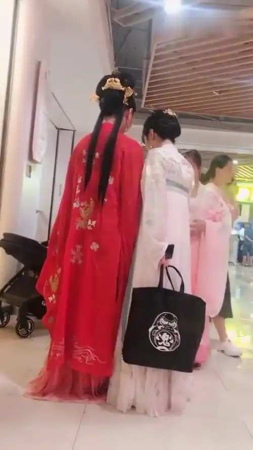  当汉服小哥哥遇到小姐姐,看了才明白,不是所有同袍都会打招呼