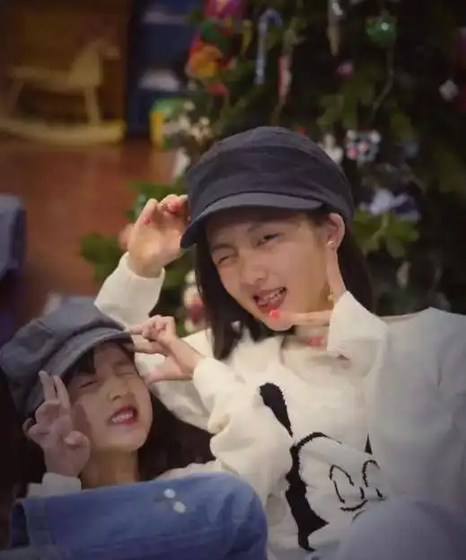  孙莉晒两女儿米奇装照,13岁多多已是大家闺秀,妹妹乖萌可爱
