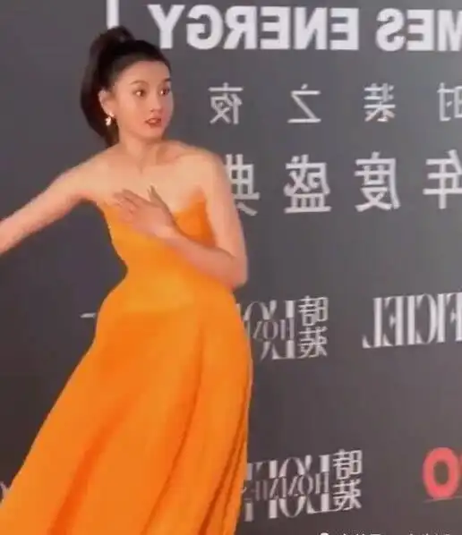  宋祖儿紧急停下时表情失控,被网友抓拍表情包,忘了你是女明星