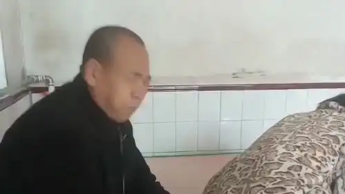  老婆正在干活,没想到下一秒突然发出这个声音,旁边老公表情瞬间不好了