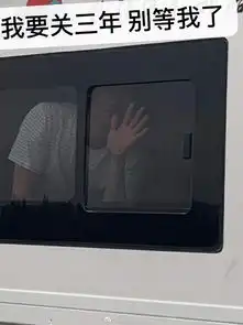  马思纯和好友旅行搞怪合影做表情包欢乐多