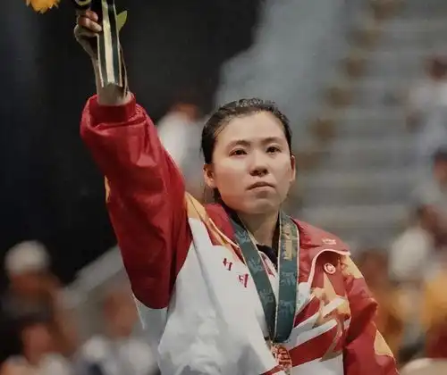  51岁邓亚萍和儿子观看巴黎奥运会,状态好显年轻,儿子身高醒目超1米8