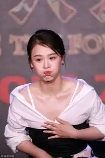  马思纯穿深v露锁骨嘟嘴瞪眼贡献表情包