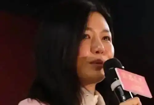  37岁陈妍希又胖了穿针织衫包不住腰,脸比小笼包还要圆
