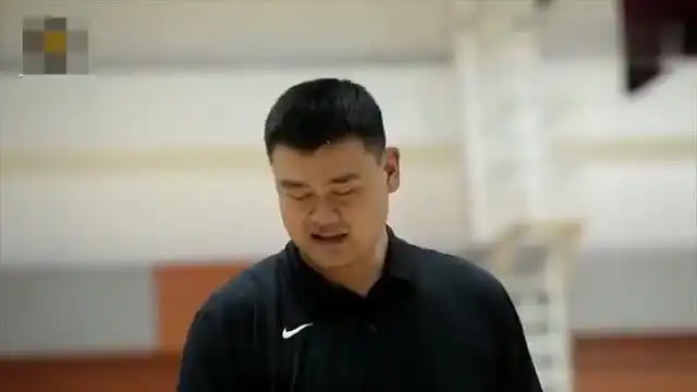  教邓亚萍投篮,小巨人姚明再现经典表情包