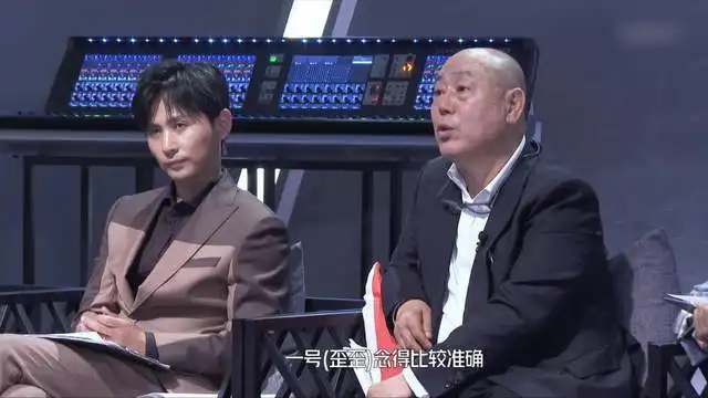  声优都是怪物猛男打电话发出萝莉音,比真妹子都嗲,路人看傻