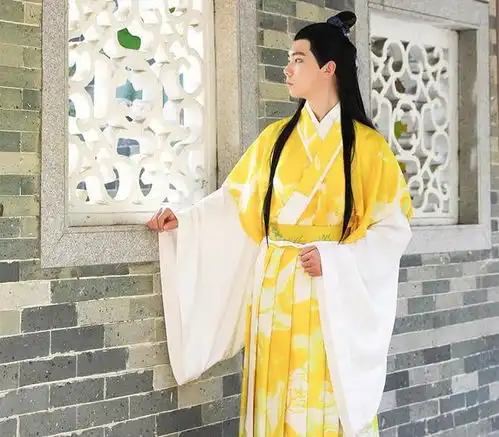  店家的设计真难理解,汉服做得奇奇怪怪,同袍,可以上春晚了