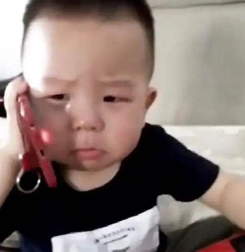  孩子调皮宝爸打屁股,爸爸下楼买菜的功夫,回来看到孩子直接大笑