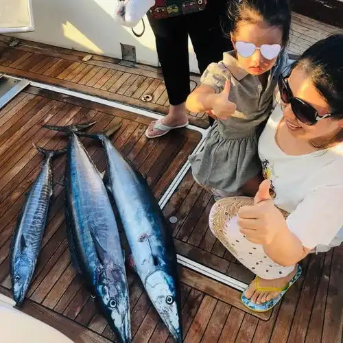  表情陈赫带家人出海捕鱼,安安正脸照可爱呆萌,却不及超大金枪鱼抢镜...表情