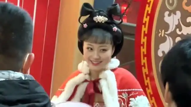  这个汉服美女的表情绝了,旁边围满了男人,挤都挤不进去