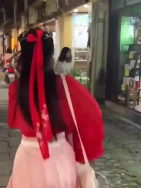  这是穿汉服的姑娘,遇到同袍时,新的打招呼方式