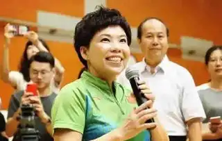  46岁邓亚萍现状全家五口包饺喜洋洋,13岁法籍儿子表情抢眼