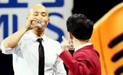 迪士尼噗噗熊被打,家长叫嚷道歉了还想咋没有边界的爱是害