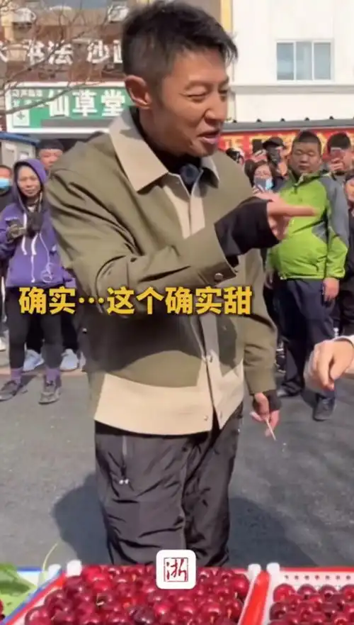  撒贝宁逛早市被偶遇,嫌200元一斤樱桃太贵,邓亚萍表情亮了