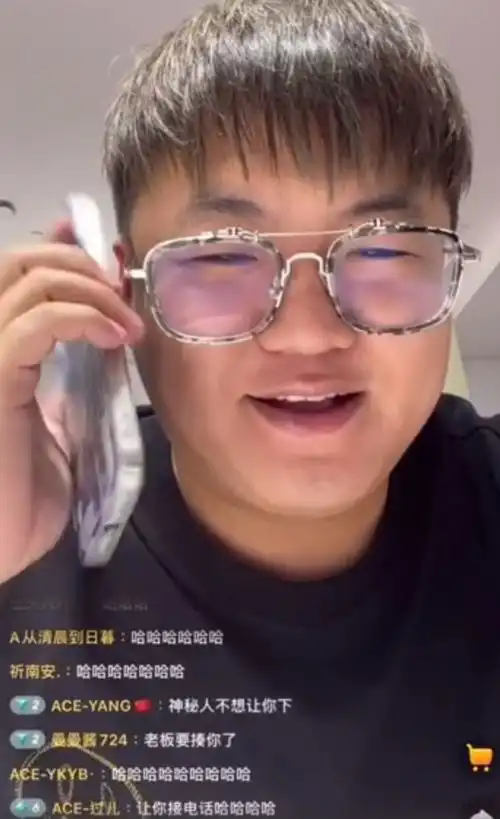  黄子韬空降助理的直播间,警告对方不要强制消费,霸气宠粉帅呆了