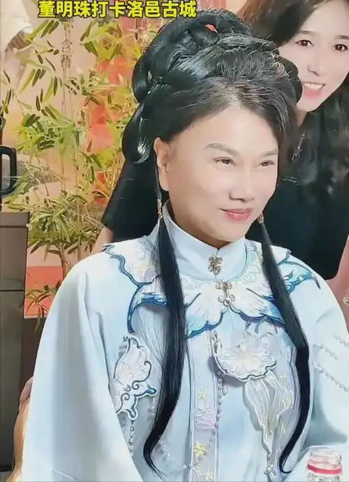  董明珠现身洛阳穿汉服,69岁娇俏羞涩如少女,王自如眼神引热议
