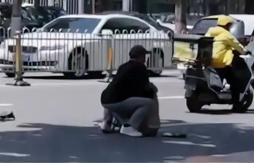  情侣在街头吵架,女子气得当场脱掉上衣,男友立刻回头紧紧抱住她