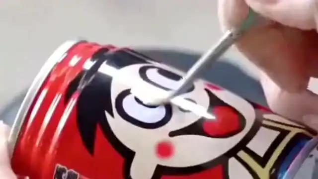  这就是旺仔牛奶,上面的表情原来是画上去的,这个表情画的真是到位