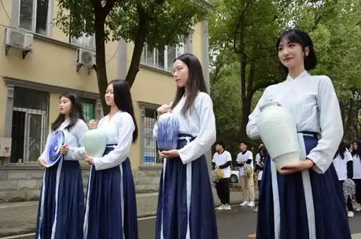  大学运动会开幕式太吸睛老师变身表情包