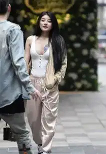  街拍有纹身的混血姑娘表情引人注目,网友很羡慕纹身师