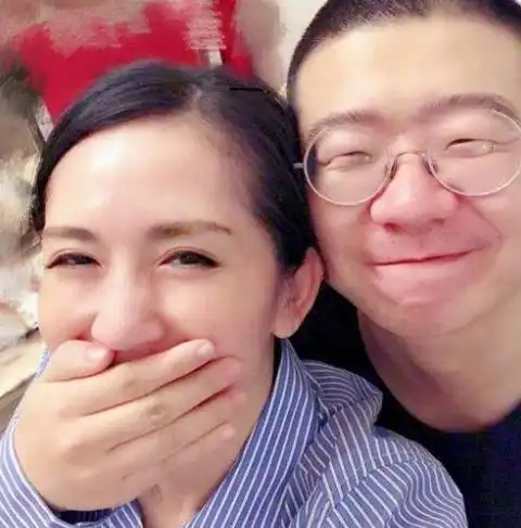  走进李诞在上海的豪宅,客厅内景很杂乱,不知道还以为是仓库呢