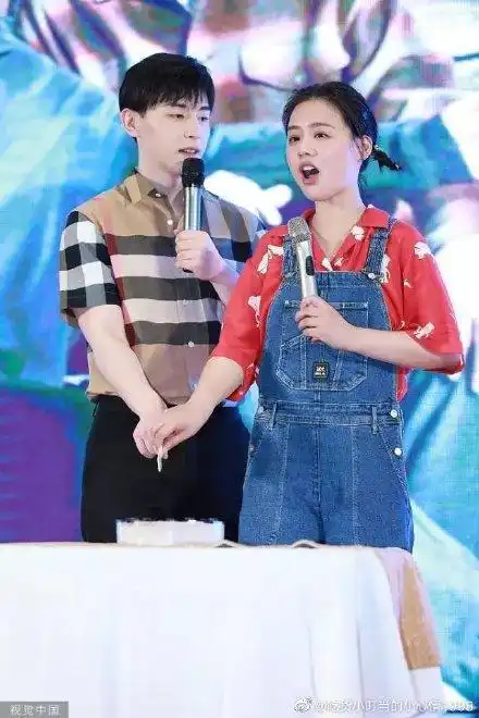  马思纯增肥15斤,背带裤搭花衬衫变马三岁,笑出表情包成焦点