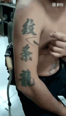  搞笑gif妹子这身职业套装真好看,显得你的皮肤更白了