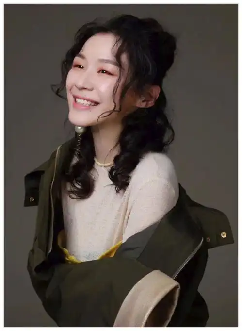  春晚与黄晓明飙绕口令,抢宋祖儿风头,这个表情包女孩何许人