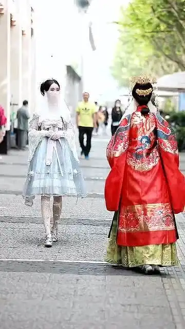  路上遇到汉服同袍,竟行如此大礼,你会行个礼吗
