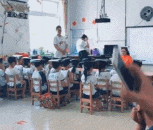  搞笑gif趣图妹子,你这丝袜质量真好,这么玩一字马竟然也没坏掉