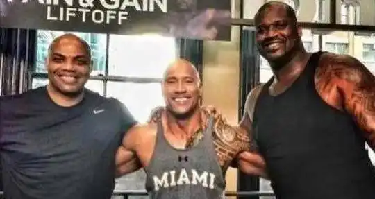  常人身材和nba巨人合影在300斤奥胖面前,泰森表情也一脸和蔼