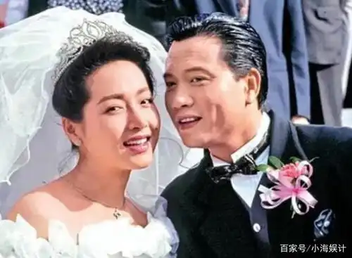  64岁万梓良商演玩太嗨,和女司仪牵手跳舞,女方表情尴尬不情愿